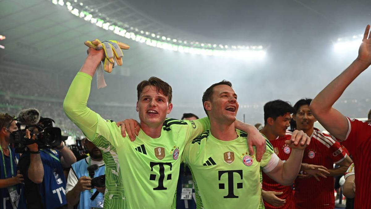 Mit Vertreter Jonas Urbig, der seinen Kasten sauber gehalten hat, liegt er sich vor den Bayern-Fans in den Armen