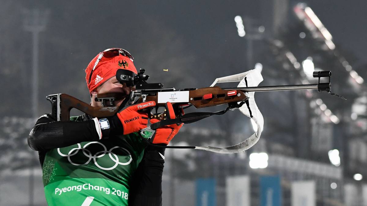 In der Mixed-Staffel haben die Deutschen Gold vor Augen - bis Arnd Peiffers Nerven flattern und er dann auch noch im umstrittenen Zielsprint gegen Italiens Dominik Windisch verliert. Und im Männer-Rennen müssen Benedikt Doll und Simon Schempp drei Mal kreiseln. "Ich war mit dem Kopf nicht ganz da, am Schießstand einfach nicht ganz wach", so Doll