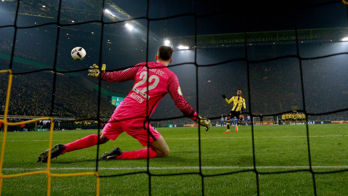 Was folgt ist das Elferschießen: Pierre-Emerick Aubameyang verwandelt seinen Versuch