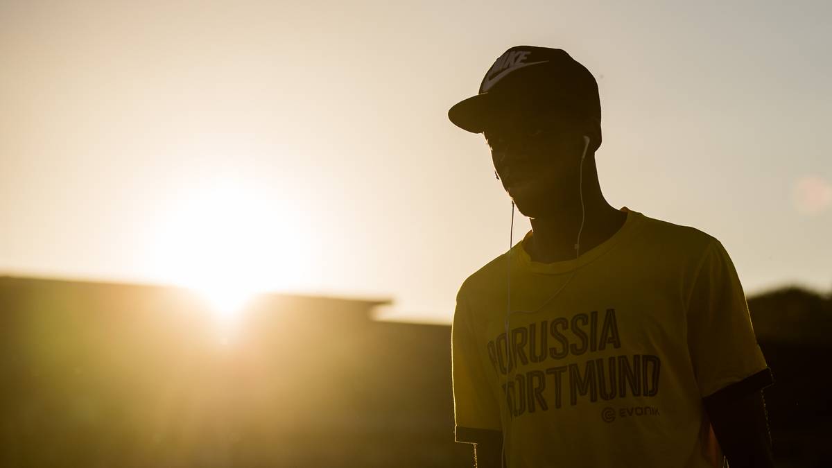 BVB-Neuzugang Ousmane Dembele kommt in Trier an. Für das Spiel gegen die Eintracht steht der 19-Jährige in der Startelf