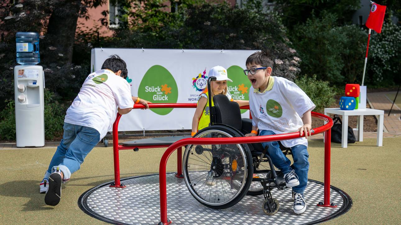 Kinder mit und ohne Beeinträchtigung weihen den inklusiven Spielplatz in Berlin ein