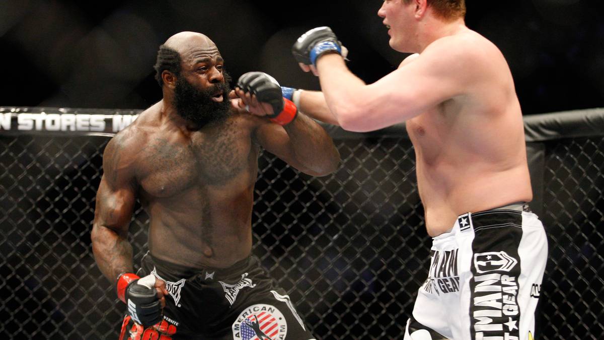 Kultstatus genießt auch Kimbo Slice (l.). Der auf den Bahamas geborene Koloss hat sich zwischen Boxring, Stahlkäfig, Wrestling-Ring und auf der Straße schon überall geprügelt. Dazu gehört natürlich ein entsprechend einschüchterndes Äußeres