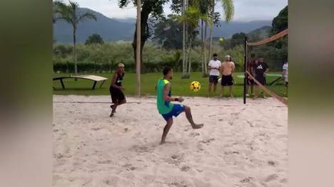 Neymar teilt auf Instagram gemeinsame Aktivitäten in Brasilien mit Lamine Yamal. Beide spielen auf dem Beachvolleyballfeld groß auf.