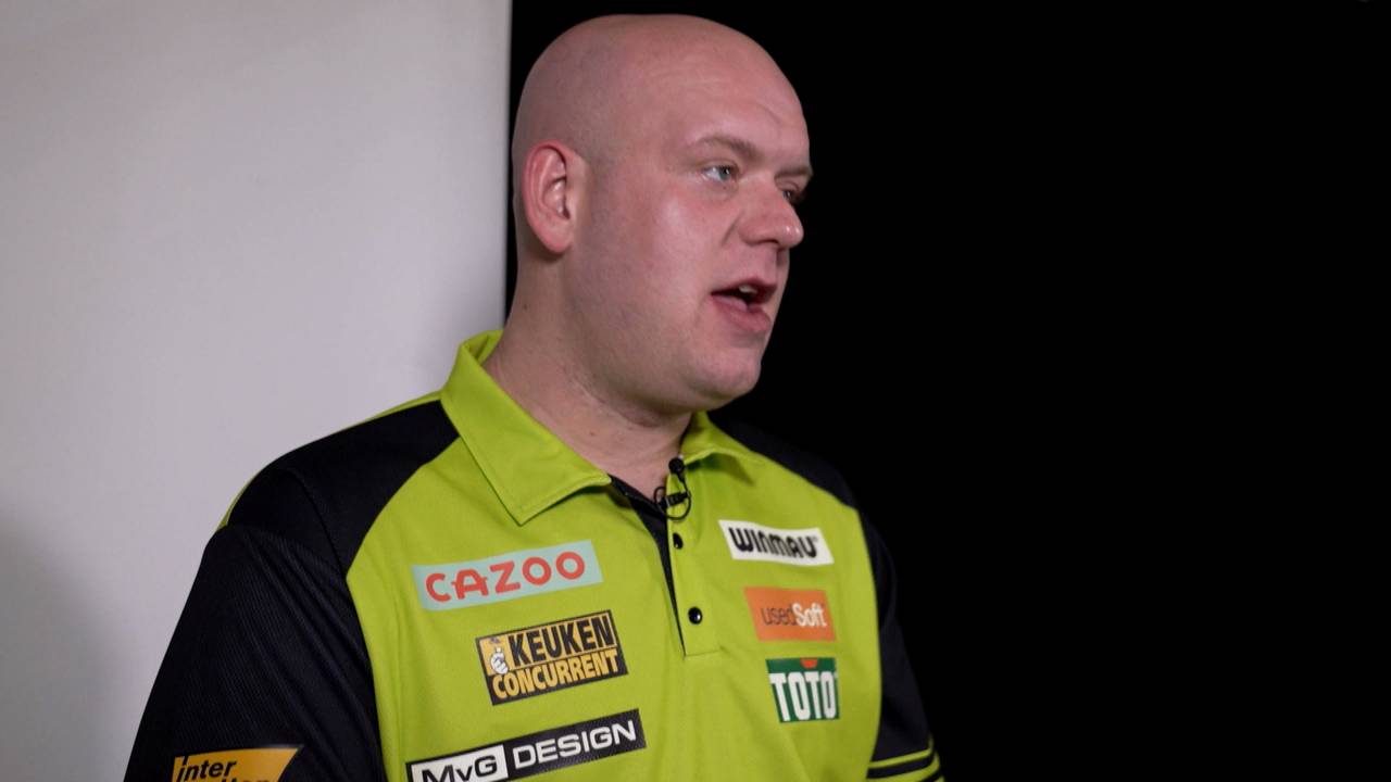 Darts WM 2023: Michael van Gerwen füllt das SPORT1-Freundschaftsbuch aus