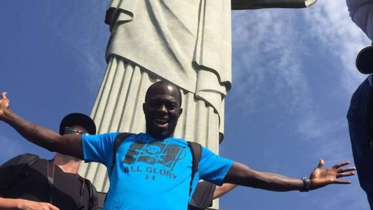 Hans Sarpei holt sich für das Fußball-Finale des DFB-Teams noch einmal Beistand von ganz oben ab