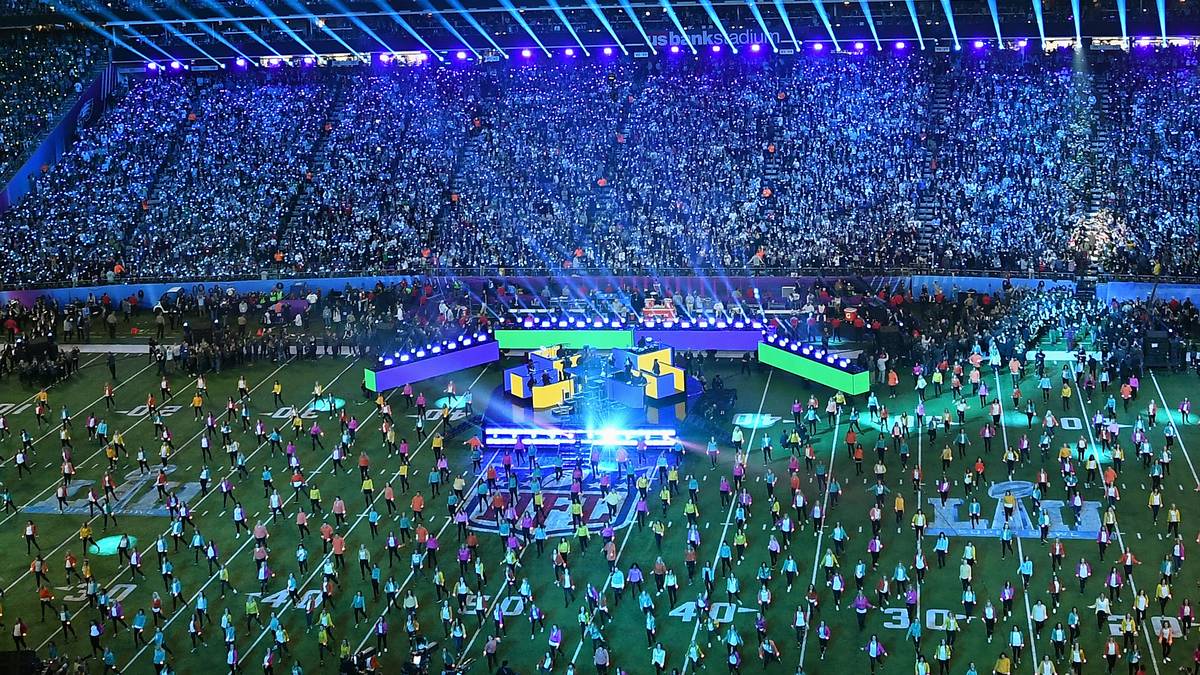 Die Kulisse im Stadion ist gigantisch und die Fans gehen bei Timberlakes großen Hits voll mit