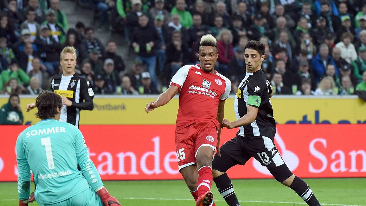 Gladbachs Stindl trifft als letzter Mann den durchlaufenden Gbamin am Fuß. Rot und Elfer wären angebracht. Doch in der Szene schaltet sich Stark irrtümlicherweise nicht aus Köln ein