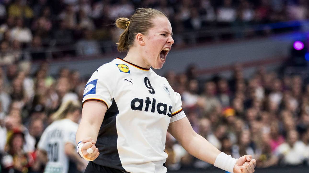 Das DHB-Team um Lisa Antl feiert die nächste Party bei der Heim-WM