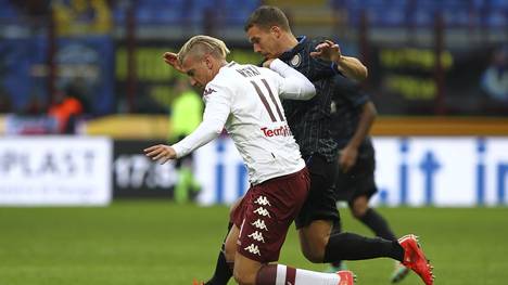 Lukas Podolski von Inter Mailand im Zweikampf mit Maxi Lopez vom FC Turin