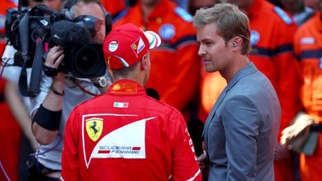 Nico Rosberg (r.) teilt gegen Sebastian Vettel aus