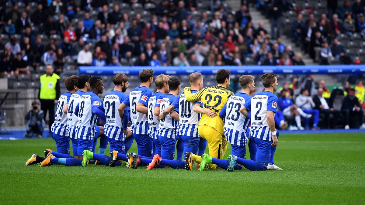 Der Bundesliga-Klub ging aus Solidarität mit amerikanischen Sportlern, die sich aus Protest gegen Rassismus und Polizeigewalt bei der Hymne vor den Spielen niederknien, vor der Partie gegen den FC Schalke 04 ebenfalls in die Knie – und setzte damit ein großes, öffentlichkeitswirksames Zeichen. Damit tat es die Hertha dem früheren San Francisco 49ers Quarterback Colin Kaepernick gleich, der seitdem ohne NFL-Engagement ist