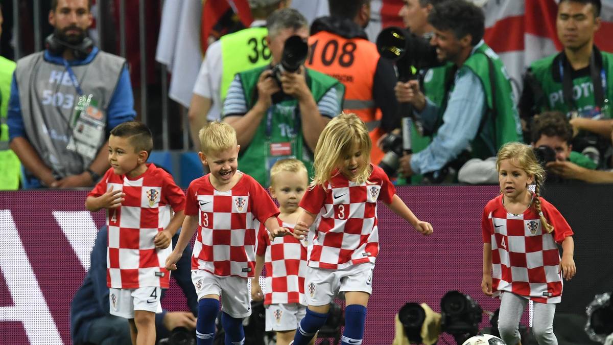 EL PAIS: "Kroatien ist im Finale der WM. Die Balkan-Nation ist das kleinste Land seit Uruguay 1930 und 1950, das in ein Finale einzieht. Sie erreichen in der Verlängerung ein 2:1 gegen fußläufige Engländer"