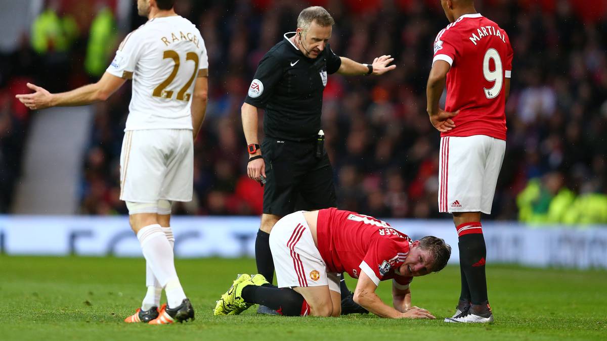 Am 11. Januar 2016 dann der Schock: Schweinsteiger verletzt sich während eines Premier-League-Spiels am Knie, kehrt erst im März ins Mannschaftstraining zurück. Er verpasst 13 Spiele und fehlt United ingesamt 56 Tage. In der Länderspielpause folgt der nächste Rückschlag