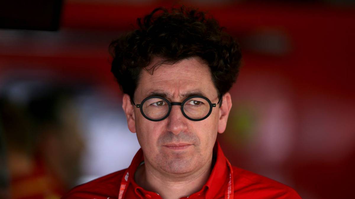 ... Für Teamchef Mattia Binotto dürfte der Winter noch anstrengender werden als die langen Monate an der Strecke"