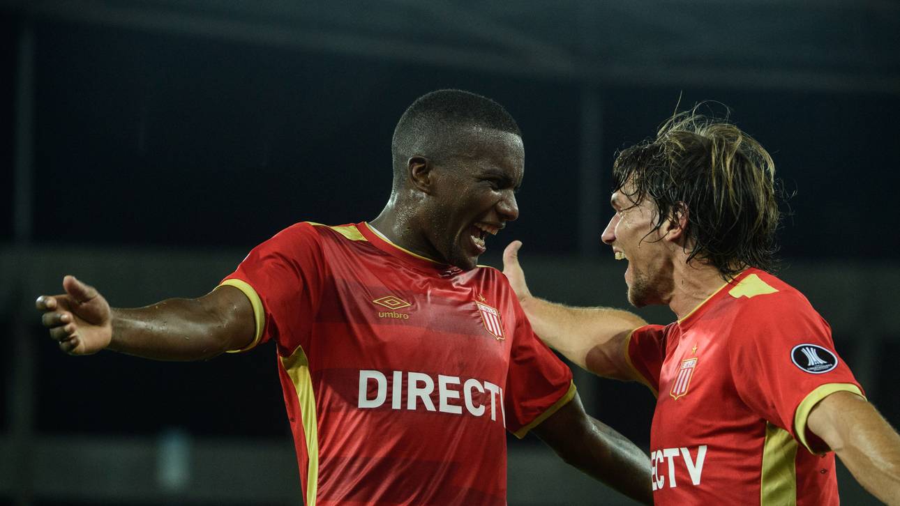 Spieler piesackt Gegner mit Nadel