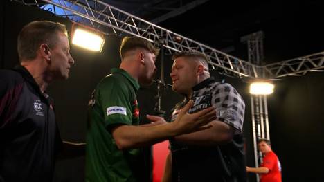 Charlie Manby gerät bei den UK Open nach seinem Sieg gegen James Hurrell mit seinem Landsmann aneinander. Im Interview nach der Partie spricht der Darts-Youngster über die Gründe. 