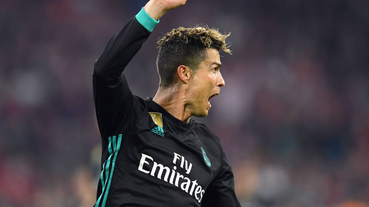 EL PAIS (Spanien): "Real fliegt mit dem Autopiloten. Bayern hatte Real bis zum Schluss in den Seilen. Real ließ zu viel zu und bot außer der Tore kaum etwas, was einen Sieger ausmacht. Diesmal war nicht mal Ronaldo anwesend. So ist Fußball, nunmal unerklärlich." 