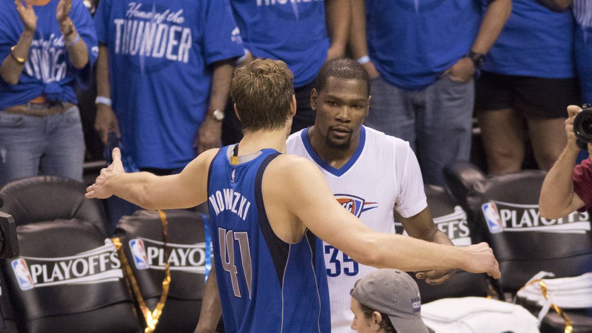 Zuletzt war dieses Kunststück 2012/13 Kevin Durant (r.) geglückt. Dirk Nowitzki gelang es 2006/07 - in seiner MVP-Saison