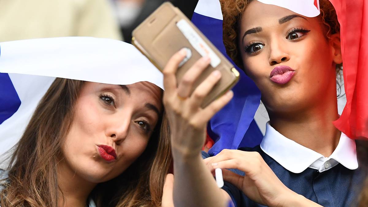 Tiziri Digne (l.), Ehefrau von Lucas Digne und Sephora Coman, Partnerin von Bayern-Youngster Kingsley Coman, stimmen sich mit einem Küsschen-Selfie auf die Partie ein