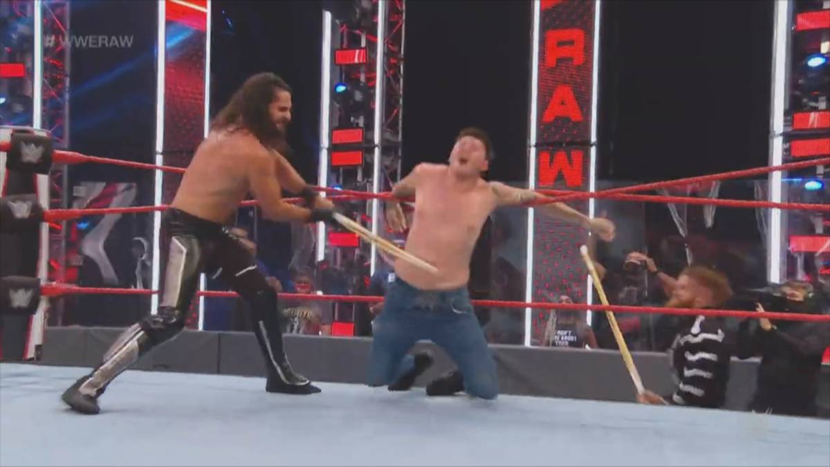 Rey Mysterios Sohn Dominik gerät bei WWE Monday Night RAW ins Visier von Seth Rollins und Murphy - und wird mit Kendostäben heftig verprügelt.
