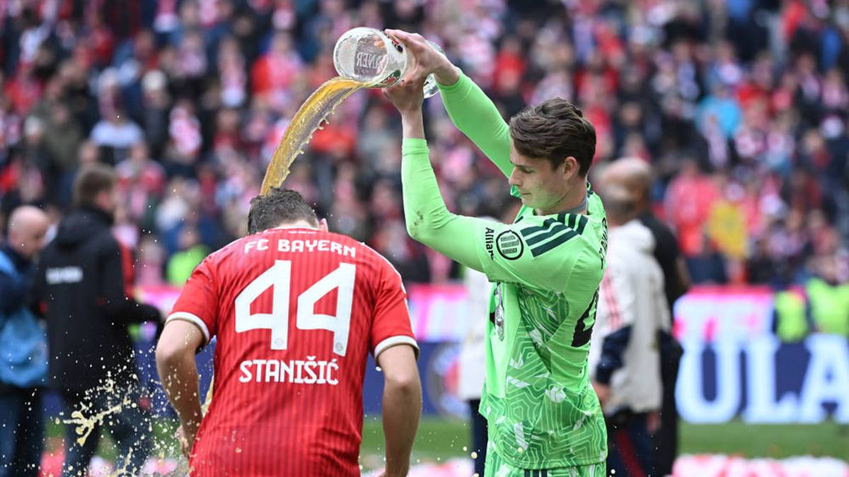 Josip Stanisic nimmt die Dusche einfach so hin