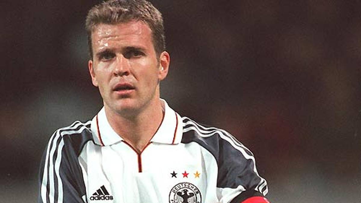 Zwischen 1998 und 2001 wurde Oliver Bierhoff, Finaltorschütze der EM 1996 zum Kapitän. Kein glücklicher Zeitpunkt: In seine Amtszeit fiel das ruhmlose EM-Vorrundenaus 2000 unter Erich Ribbeck