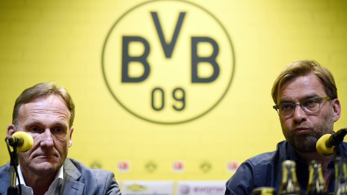 Keine einfache Zeit für Watzke und Dortmund: Nach der Saison 2014/15 verlässt auch der Vater des Erfolgs, Trainer Jürgen Klopp, das BVB-Schiff und schließt sich später dem FC Liverpool an