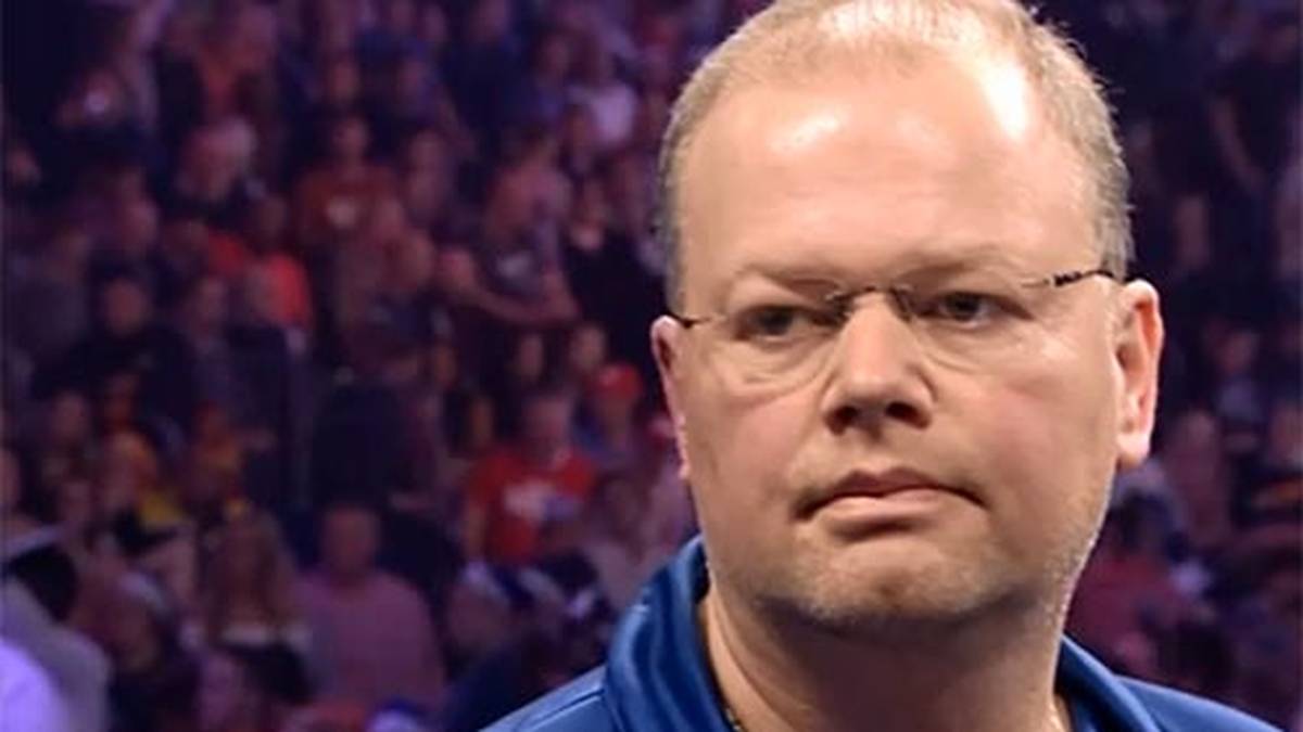 Der setzt sich im Verlauf des Spiels die Brille auf, um die kleinen Felder auf der Darts-Scheibe noch besser zu sehen