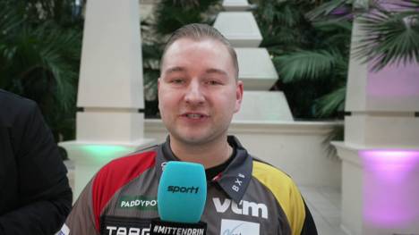 Darts-Ass Dimitri Van den Bergh verrät bei der WM im Ally Pally im SPORT1-Interview, weshalb er so gut Deutsch spricht - und wie das Darts-Fieber in seiner Familie grassiert.