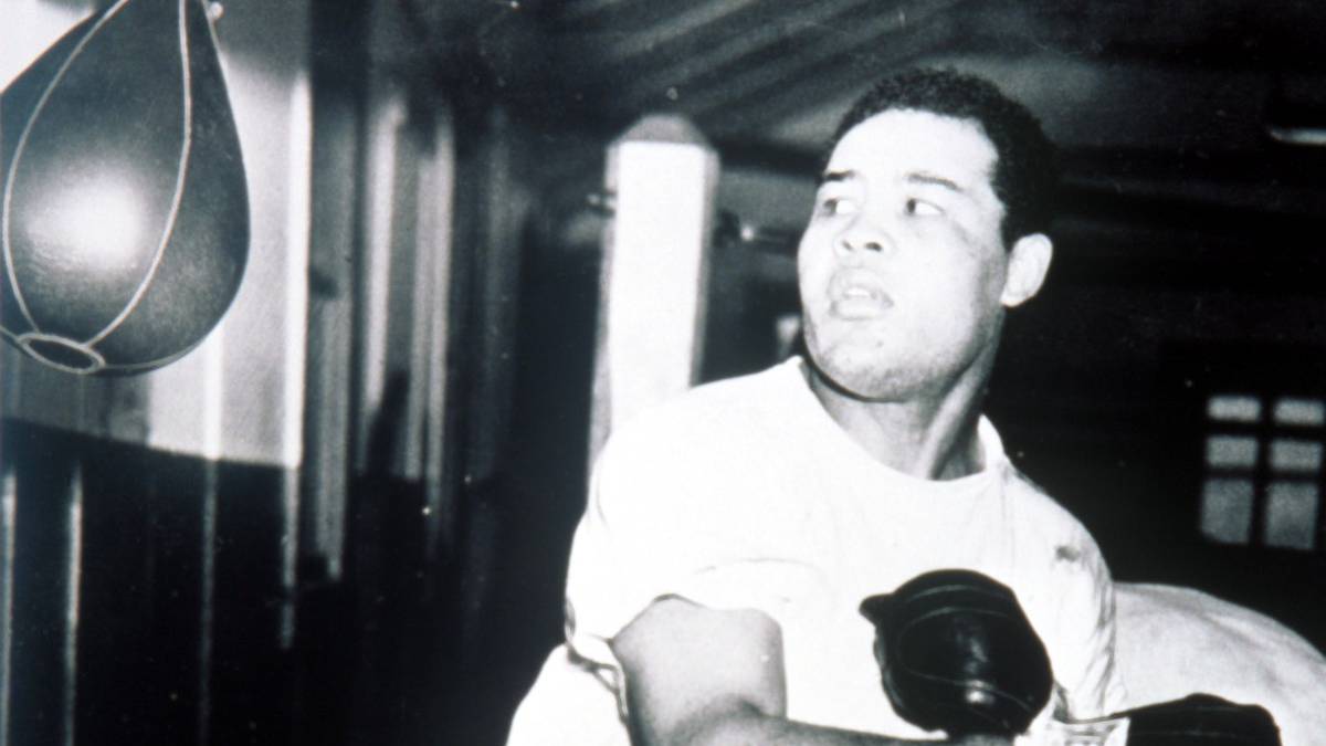 JOE LOUIS: Obwohl ihn Braddock in der 1. Runde sogar auf die Bretter geschickt hatte, nahm Louis ihm den Titel ab. Der "Braune Bomber" verteidigte diesen satte 25 Mal und regierte 140 Monate am Stück als "wahrer" Weltmeister. Bis heute gilt er als einer der besten Schwergewichtler aller Zeiten