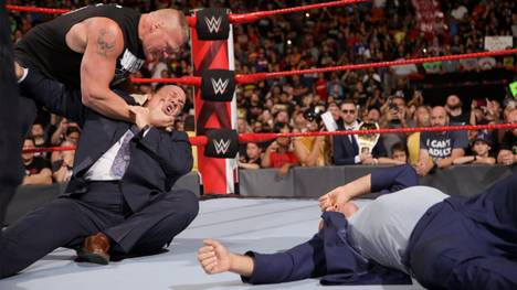 Brock Lesnar (l.) attackierte bei WWE Monday Night RAW Paul Heyman (M.) und Kurt Angle