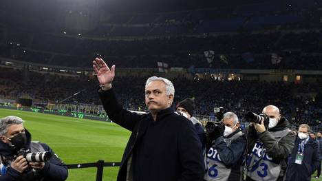 José Mourinho reagiert in seiner gewohnt euphorischen Art auf den Empfang bei Inter Mailand