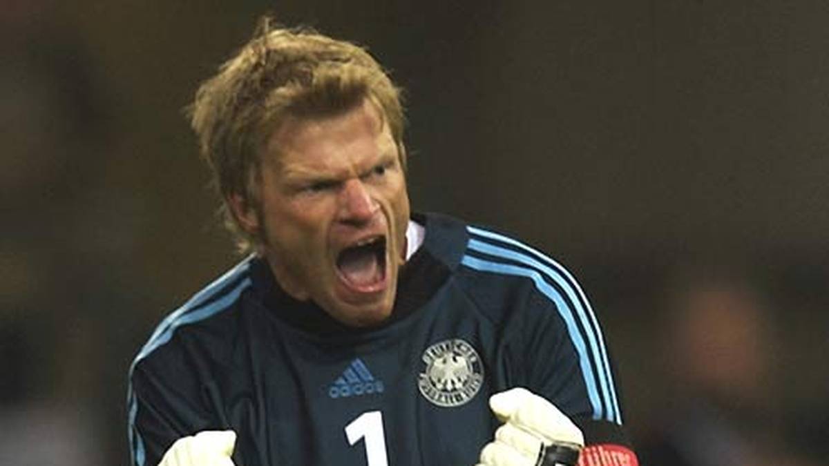 Oliver Kahn erlebte als Kapitän eine Achterbahnfahrt: Er spielte 2002 als Kapitän eine sensationelle WM, die ihn erneut zum Welttorhüter machte - trotz des Patzers im Finale gegen Brasilien. Bei der EM 2004 dann das nächste bittere Vorrunden-Aus - und danach die Absetzung Kahns durch den neuen Bundestrainer Klinsmann