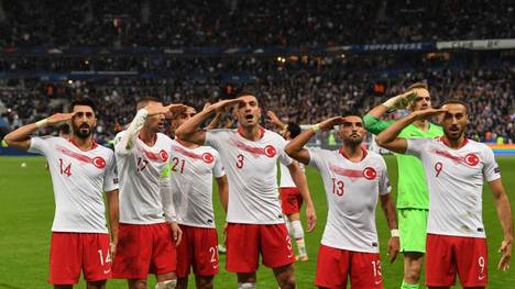 Die türkischen Spieler jubeln mit dem Militärgruß