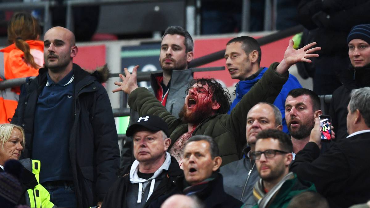 Doch der denkt gar nicht daran, die Tribüne zu verlassen, sondern feiert stattdessen den englischen Sieg
