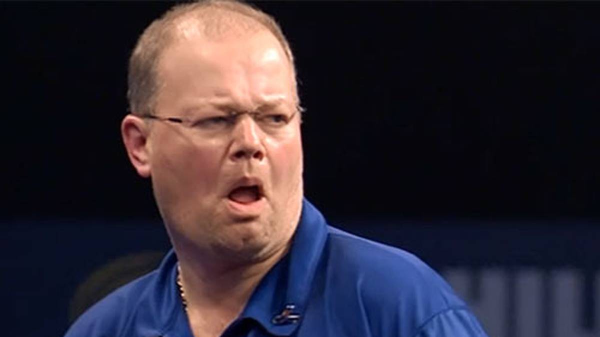 Das hilft: Dem fünfmaligen Weltmeister gelingt mit einem 124er Finish das entscheidende Break im neunten und letzten Satz. Genüsslich feiert er die Vorentscheidung