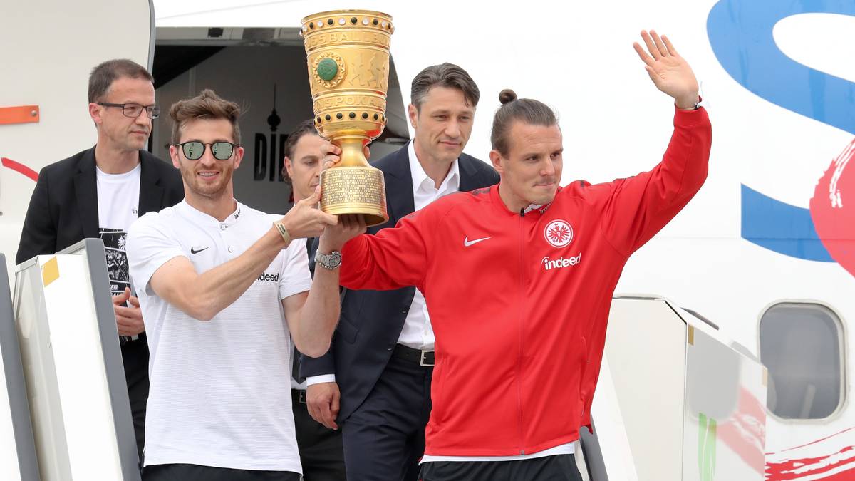 Alex Meier (r.) verabschiedete sich mit dem Pokalsieg von Eintracht Frankfurt