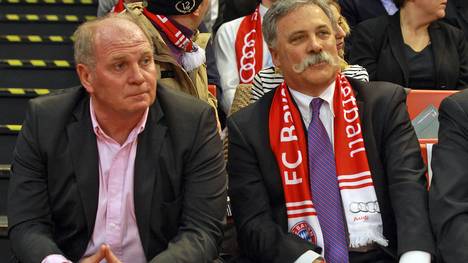 Auch mal zu Gast bei Bayerns Basketballer: Chase Carey neben Uli Hoeneß
