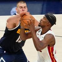 Die Miami Heat drehen Spiel zwei der NBA-Finals gegen Denver spät und gleichen aus. Dabei fällt die Entscheidung in der dramatischen Partie erst in der letzten Sekunde. 