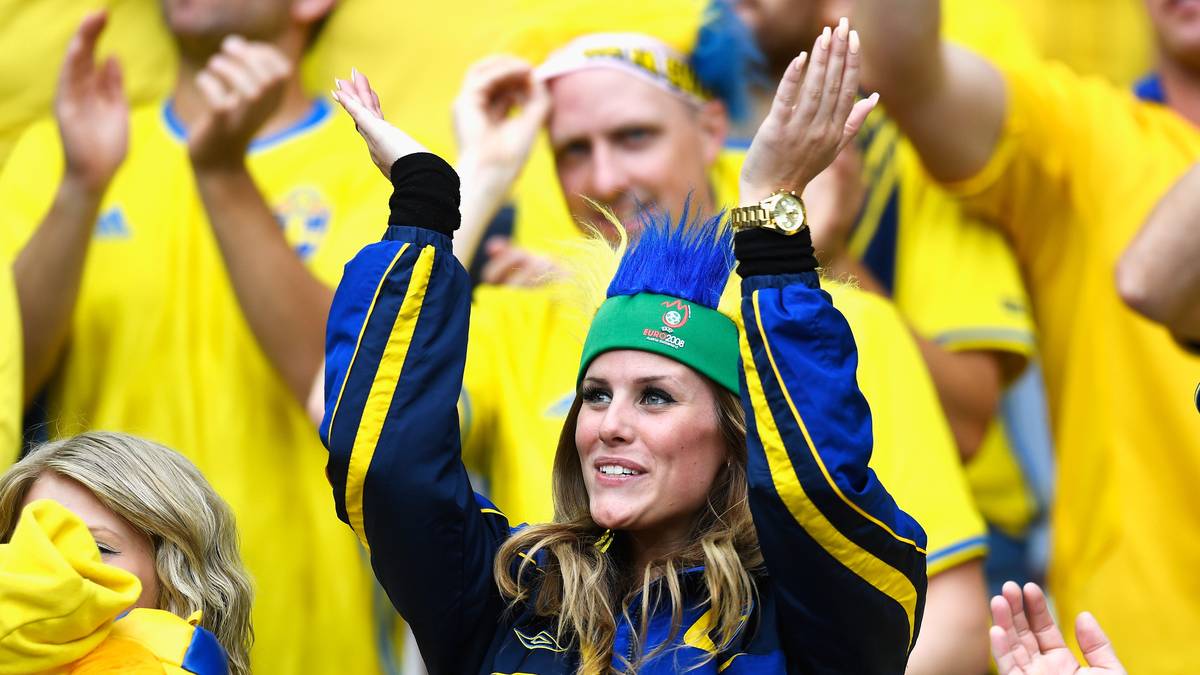 Mit reichlich Elan feuert dieser schwedische Fan ihr Dreikronen-Team an