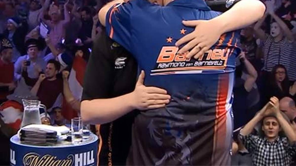 Nachdem der Sieg endgültig feststeht, nimmt er seinen Gegner in den Arm und lobt ihn in den höchsten Tönen