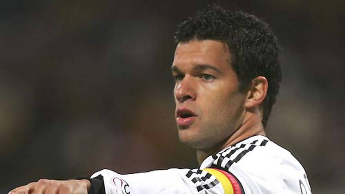 Klinsmann wollte, dass ein Feldspieler sein Team zur WM 2006 im eigenen Land führte - ein Fall für Michael Ballack, der in diese Rolle hineinwuchs und als "Capitano" der Sommermärchen-Mannschaft zur Legende wurde