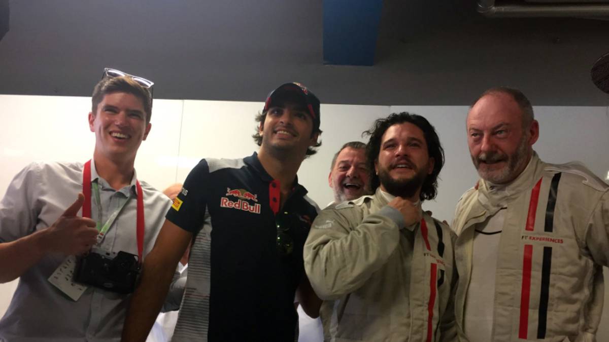 Harington, besser bekannt als Jon Schnee und Cunningham, in der Serie als Davos Seaworth unterwegs, lassen es sich nicht nehmen und drehen ein paar Runden auf dem italienischen Traditionskurs