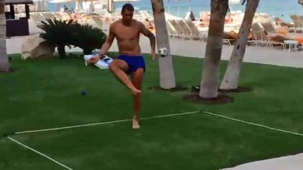 Hamburgs Pierre-Michel Lasogga kann auch im Urlaub nicht so ganz ohne Fußball. Der Angreifer bereitet sich beim Fußballtennis auf die neue Saison mit den Hanseaten vor