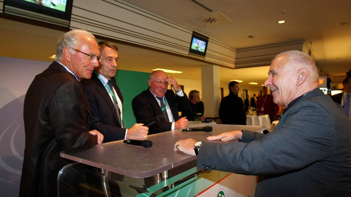 Als Trainer war Schmidt viermal beim SSV Jahn Regensburg angestellt, zudem saß er bei Kickers Offenbach, Preußen Münster und dem FK Pirmasens auf der Bank