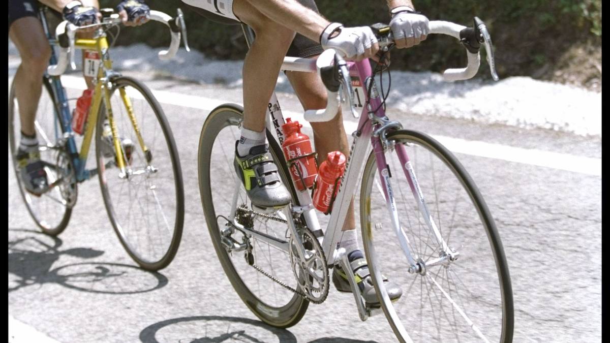 TOUR DE FRANCE 1996, BJARNE RIIS: Riis ist bislang der einzige Skandinavier, der die Tour de France gewinnen konnte. 2007 gibt er jedoch öffentlich zu, mit EPO, Cortison und Wachstumshormonen gedopt zu haben. Zu diesem Zeitpunkt ist das Doping aber bereits verjährt - die achtjährige Frist für eine Aberkennung des Tour-Titels ist abgelaufen