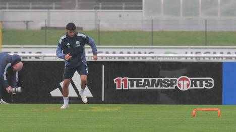 Mertcan Ayhan hat seinen Vertrag beim FC Schalke 04 im Sommer bis 2028 verlängert - durch die Verletzung von Timo Becker ist das Talent jetzt gefordert.