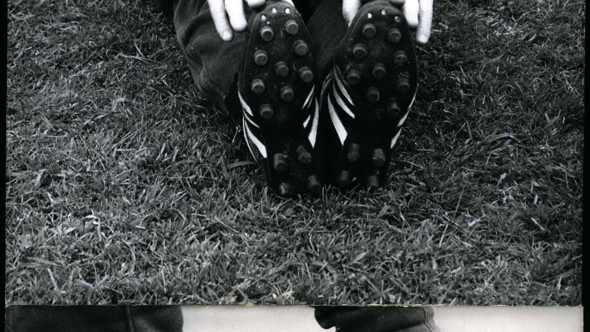 1965 dann der große Rückschlag: Seeler reißt sich im Bundesligaspiel gegen Frankfurt die Achillessehne, es droht das Karriereende. Aber das 1,68 Meter große Energiebündel kämpft sich zurück und steht schon ein halbes Jahr später in eigens für ihn angefertigten Spezial-Schuhen wieder auf dem Platz