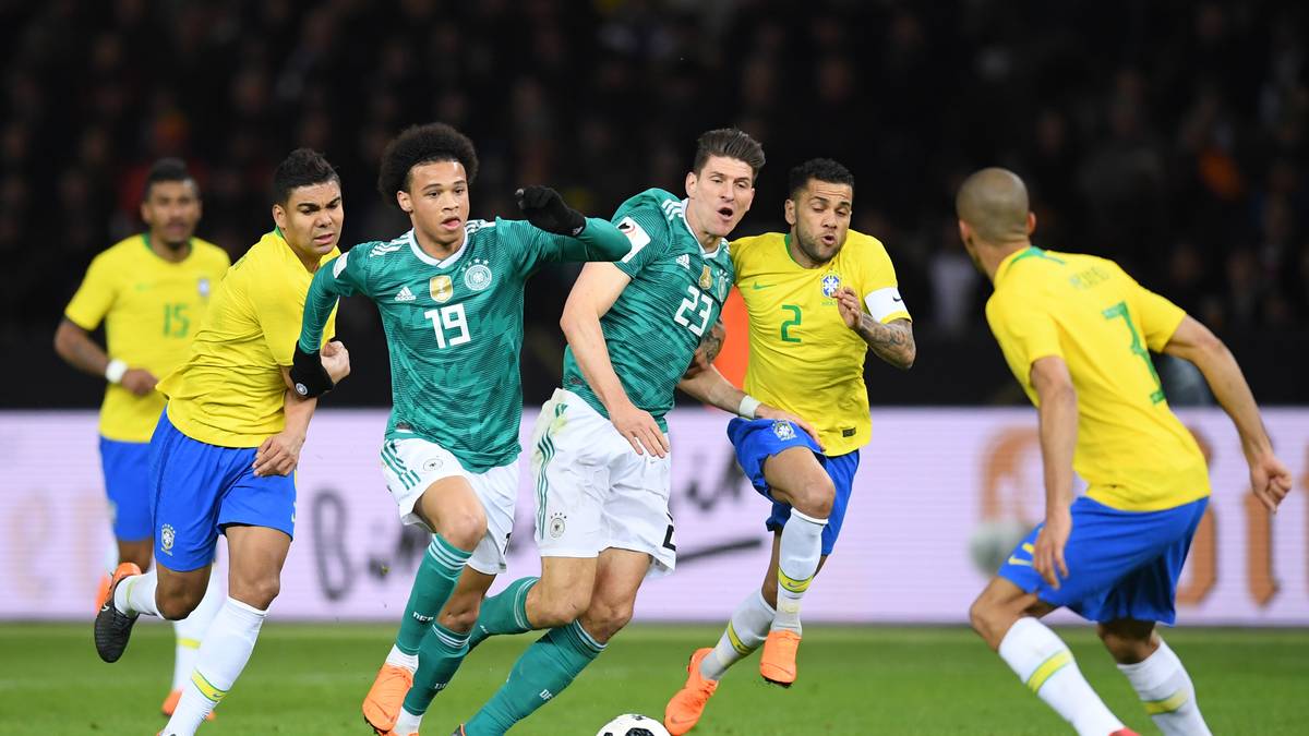 Ende März darf Sane mit der Nationalmannschaft gegen Brasilien ran - und enttäuscht. "Ich habe von allen mehr erwartet. Aber wenn man die Möglichkeit hat in so einem Spiel, dann kann man hier und da schon eine andere Körpersprache erwarten", rüffelt Toni Kroos die jüngeren Kollegen