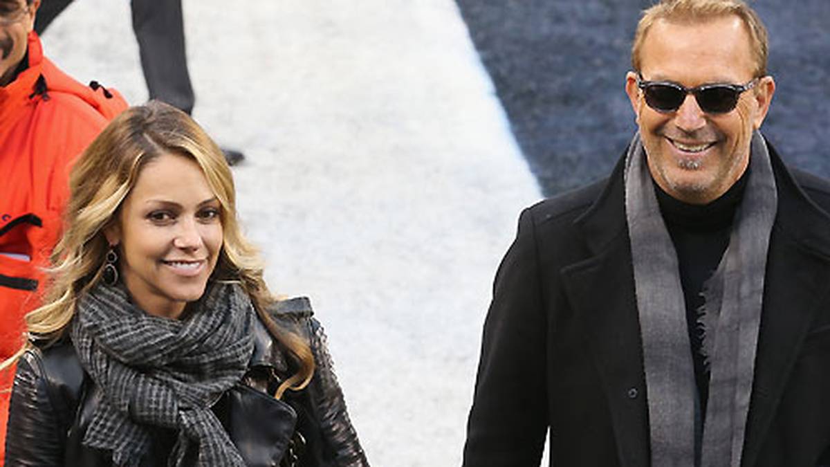 Kevin Costner und seine Partnerin Christine Baumgartner sind frühzeitig vor Ort